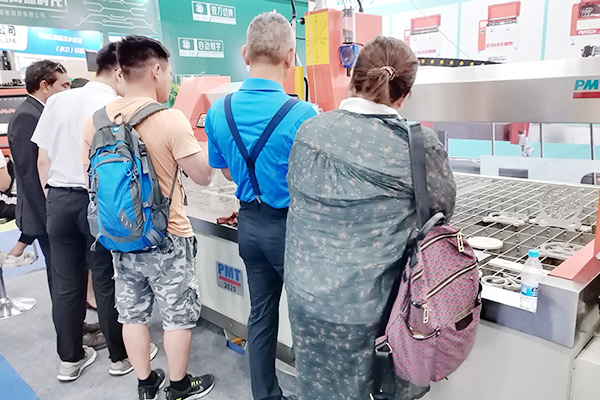PMT Станок гидроабразивной резки приобретает большую популярность на выставке